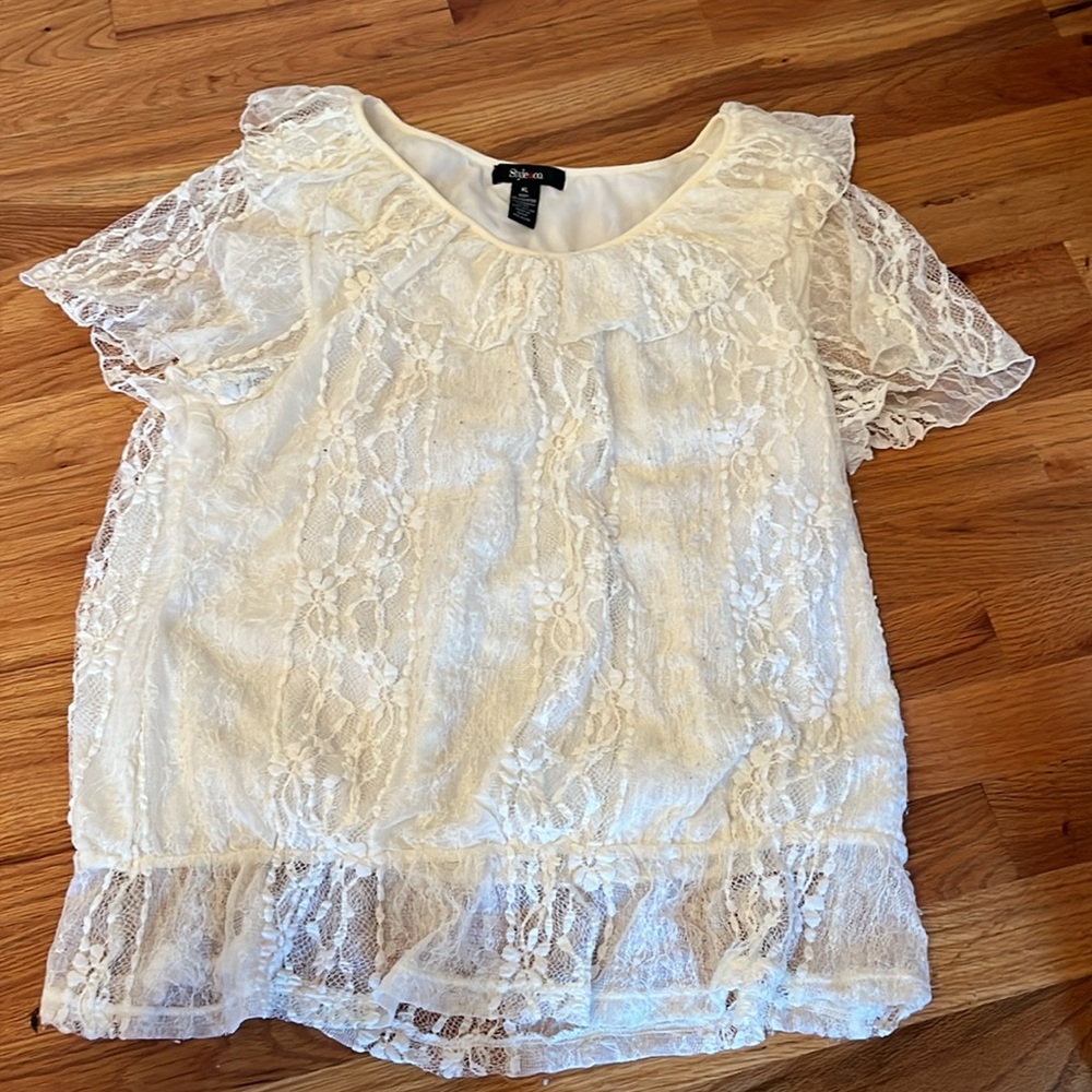 Beautiful off-white women’s cap sleeved lace shirt